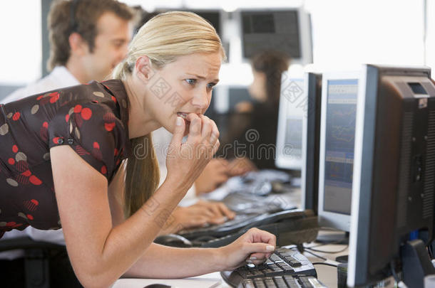 焦急的女人看着<strong>电脑显示器</strong>