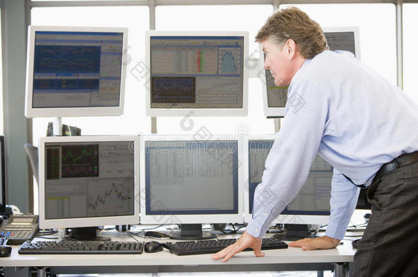 股票交易者检查电脑显示器