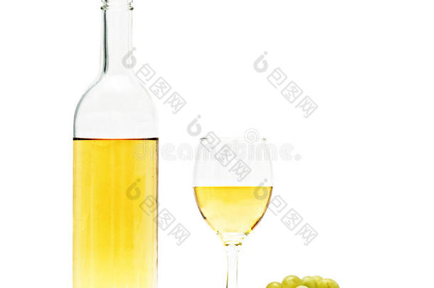 酒瓶、高脚杯和葡萄