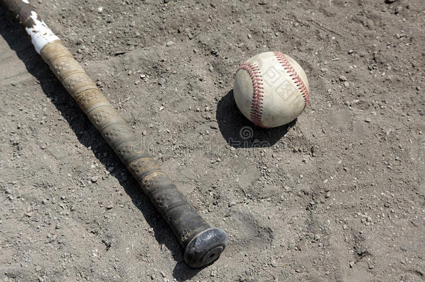 棒球棒和泥土球