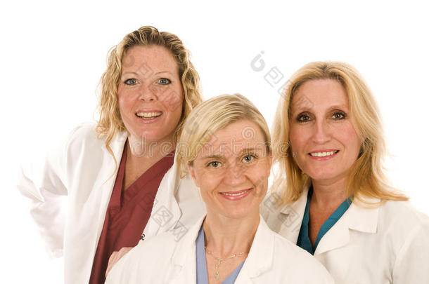 <strong>三个医生</strong>或护士穿着医学实验室的外套