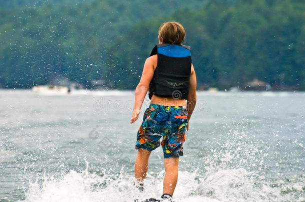 在水上行走/男孩<strong>滑雪</strong>