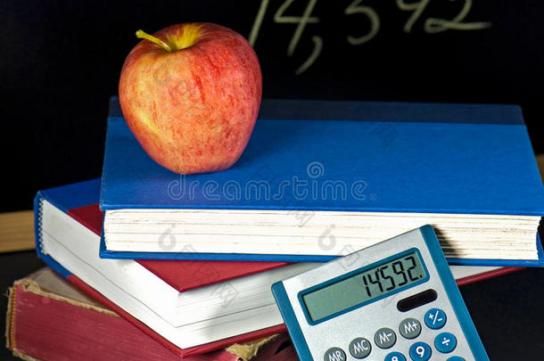 学校<strong>课本</strong>上的苹果和计算器