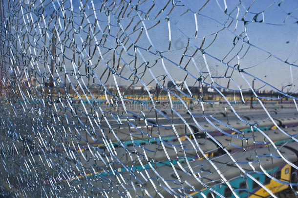 破碎的安全玻璃屏障