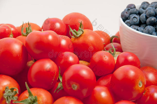 仲夏番茄和蓝莓