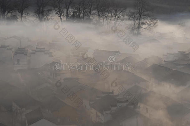 晨雾中的中国村庄
