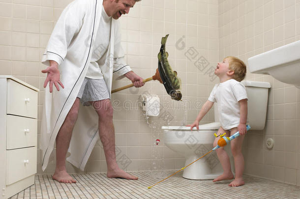 和爸爸和儿子一起钓鱼很有趣