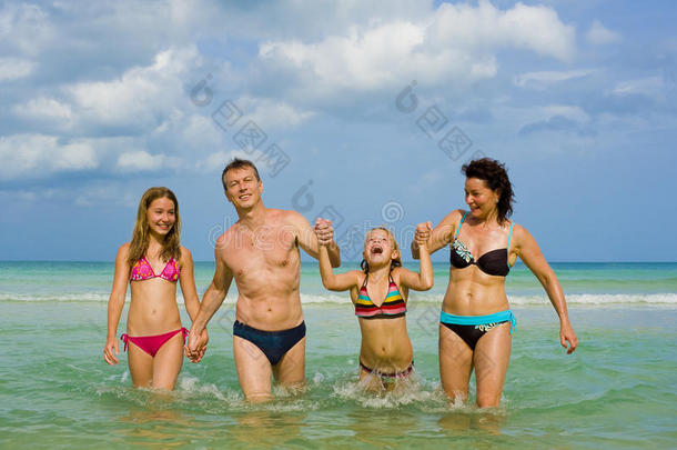 一家人在海边玩得开心