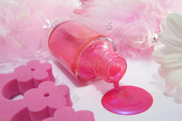 溢出的粉色指甲油和粉色配件