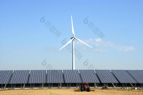 带风力涡轮机的太阳能发电厂
