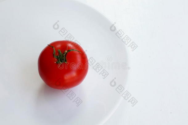 红西红柿放在圆盘子里，白西红柿放在圆盘子里