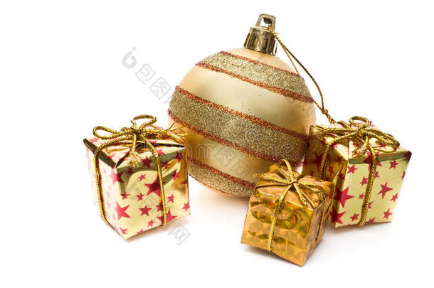 带礼品盒的金色圣诞装饰