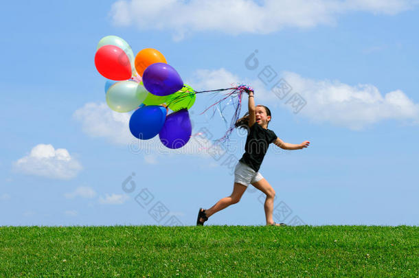 带着气球奔跑的小女孩