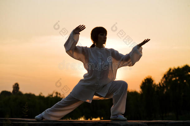 穿白西装的女人做太极拳-5