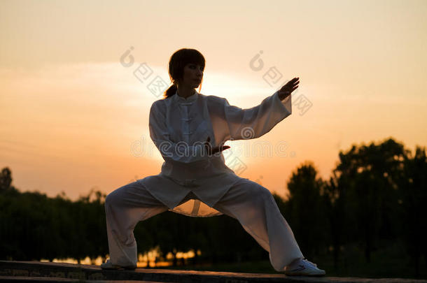 穿白西装的女人做<strong>太极拳</strong>-4