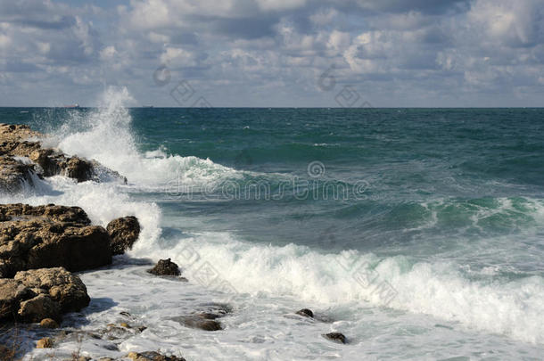 海浪拍打海岸石