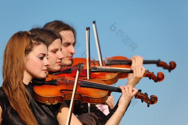 三位小提琴手<strong>对决</strong>天空