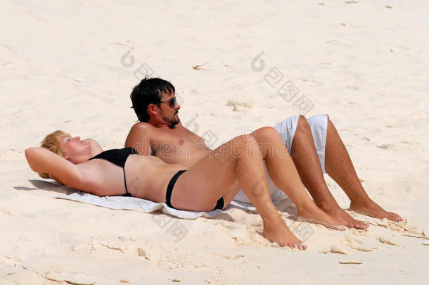加勒比海海滩上的一对年轻夫妇