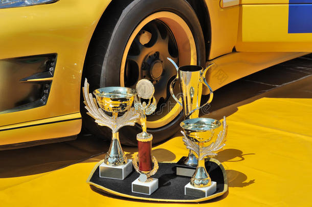 奖杯和黄色赛车