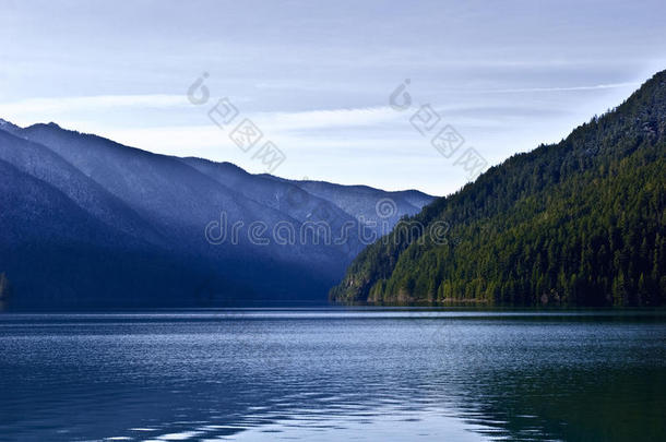 冬日晴朗早晨的山湖风光