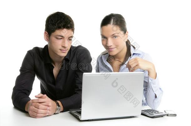年轻夫妇与笔记本电脑的团队合作