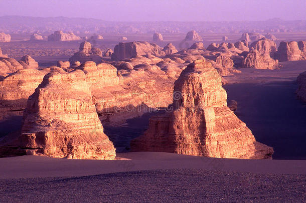 沙漠中的小山