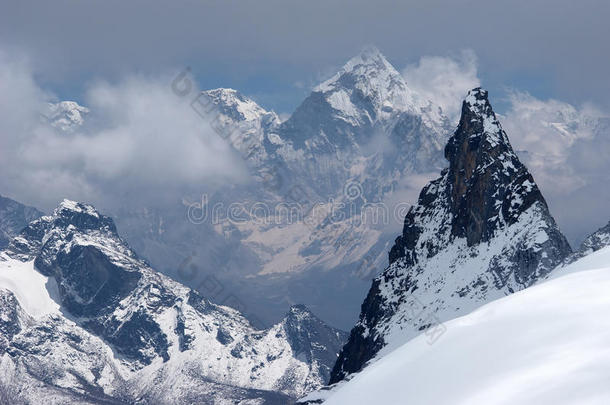 远处的雪山穿过一个山谷，喜马拉雅山