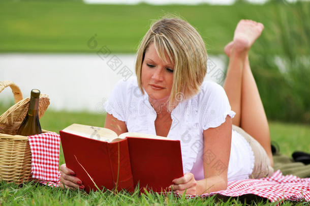 带着书和酒<strong>去野餐</strong>的女人
