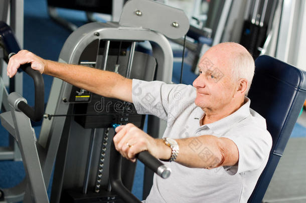 老年人在健身房锻炼