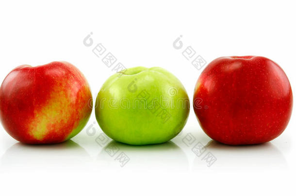 三个成熟的苹果一排排被隔离在白色的