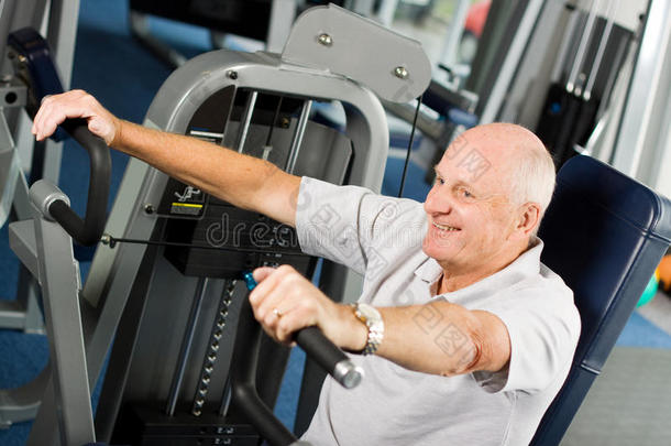老年人在健身房锻炼
