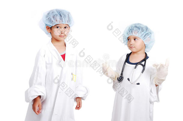 两个穿着医院白衣服的孩子
