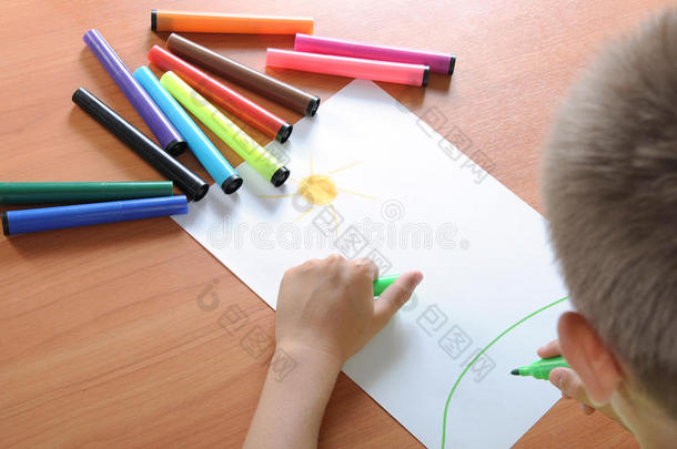 用蜡笔在纸上画画的男孩