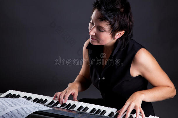 <strong>钢琴</strong>女