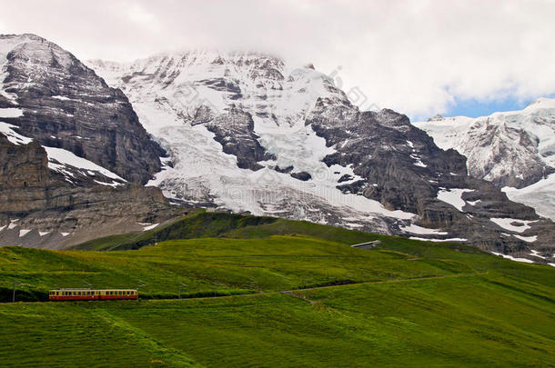 攀登阿尔卑斯山的瑞士火车