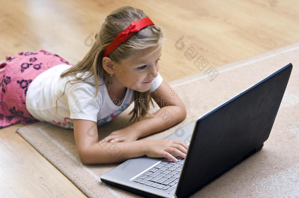 女孩和笔记本电脑