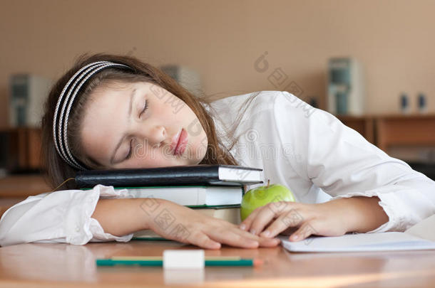 女学生上课时看书睡觉
