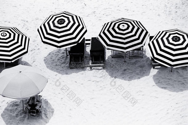 四把黑白花纹的沙滩伞