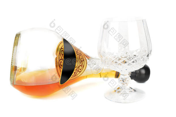 白兰地酒瓶和玻璃饮料