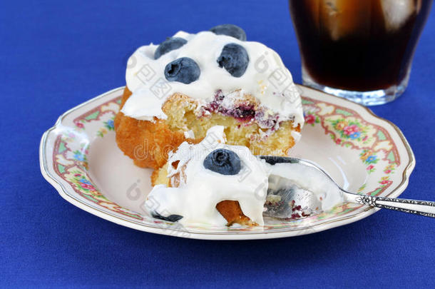 叉子上的蓝莓蛋糕。