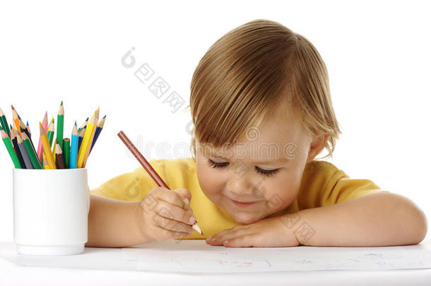 孩子用蜡笔画画