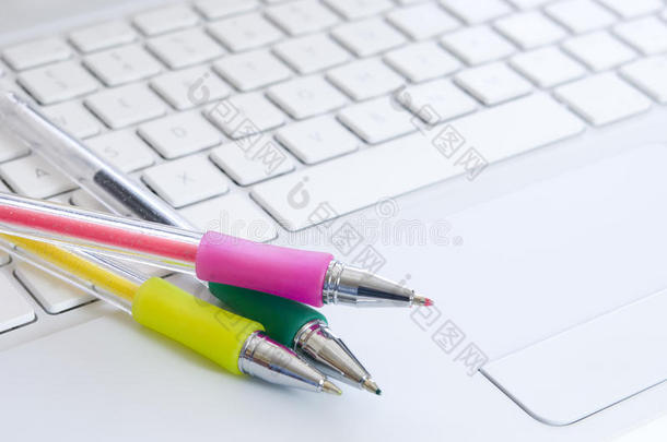 白色笔记本电脑键盘上的彩色笔