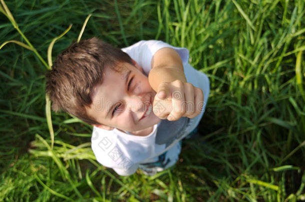 孩子抬头指着摄像机