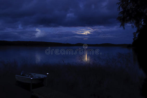 夜晚的湖水