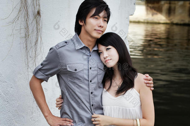 江边浪漫约会的中国年轻夫妇