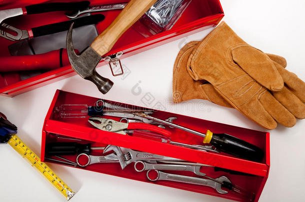 装有各种工具的红色工具箱