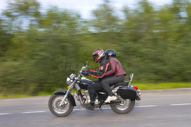 两个人开摩托车