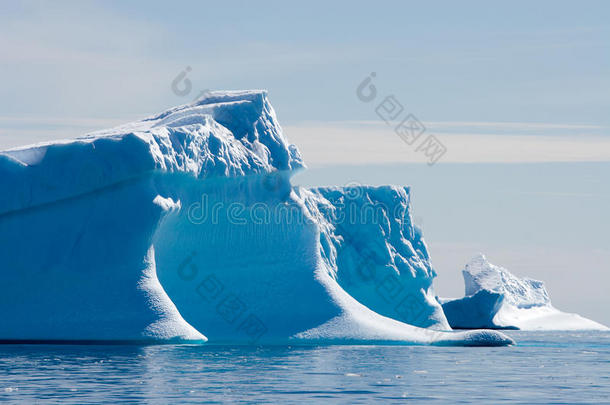 漂浮的蓝色冰山