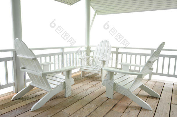 白色露台和白色椅子