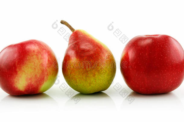 成熟的苹果和梨排成一排，白色隔离